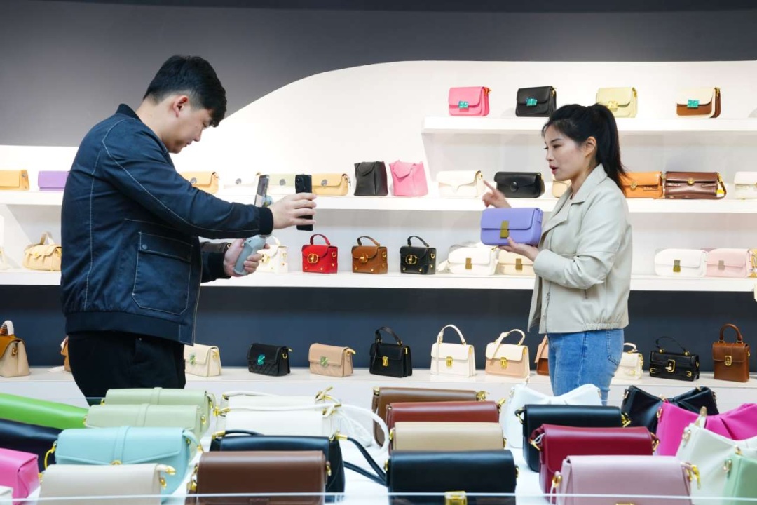 快遞業(yè)再創(chuàng)新高 全國業(yè)務量突破400億件，針紡織品銷售成亮點